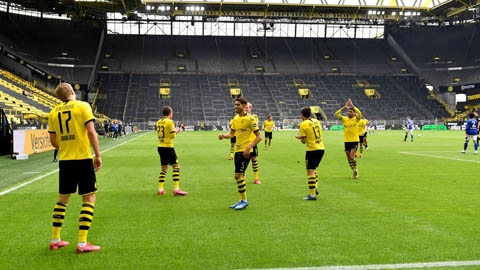 Halaand và các đồng đội tại Dortmund sáng tạo cách ăn mừng bàn thắng những vẫn đảm bảo giãn cách xã hội.