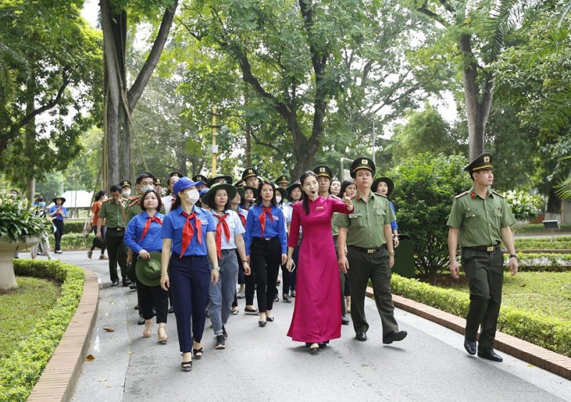 Các đại biểu tham quan khu di tích Phủ Chủ tịch