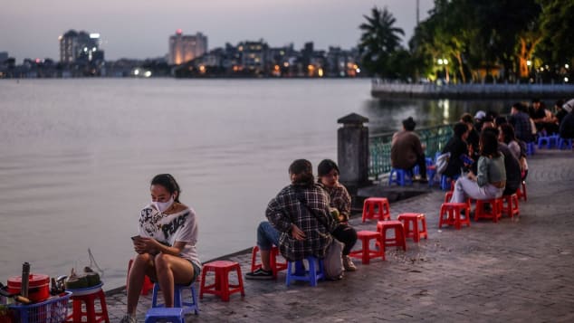 Các bạn trẻ tại một quán nước ven Hồ Tây ngày 2/5 (Ảnh: AFP)