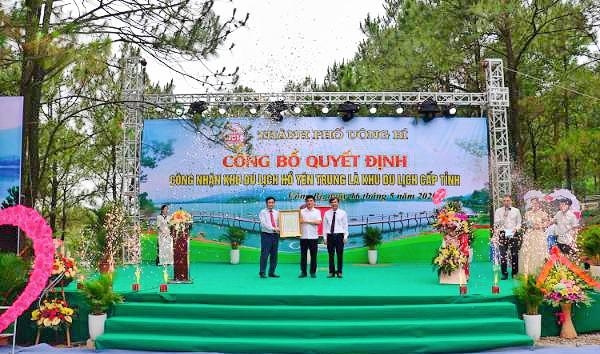 Đồng chí Trịnh Đăng Thanh - Phó giám đốc Sở Du lịch tỉnh Quảng Ninh công bố và trao quyết định của UBND tỉnh về việc công nhận Hồ Yên Trung là khu du lịch cấp tỉnh