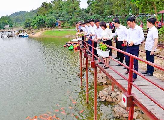 Lãnh đạo tỉnh và các đại biểu cho cá ăn tại Hồ Yên Trung