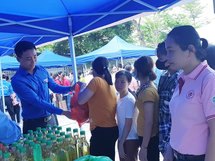 Đồng chí Nguyễn Đức Tiến, Phó Bí thư Thành đoàn, Chủ tịch Hội LHTN Việt Nam thành phố Hà Nội tại Gian hàng 0 đồng