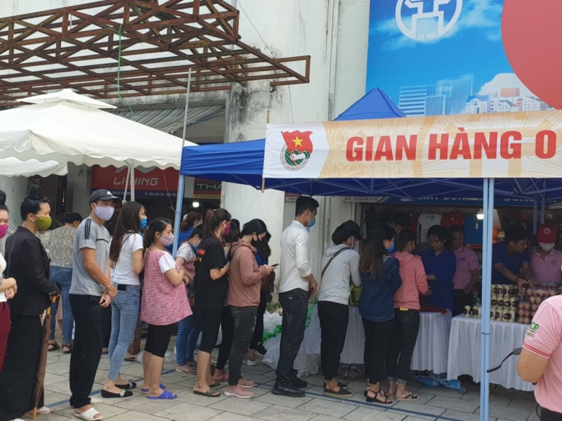 Gian hàng 0 đồng tặng công nhân nghèo