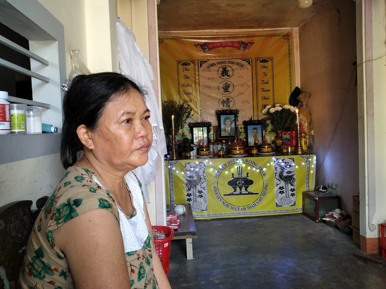Bà Nguyễn Thị Bốn bên di ảnh chồng và các con