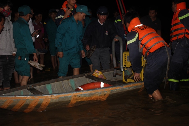 Lực lượng chức năng tổ chức tìm thi thể các nạn nhân trên sông Vu Gia (huyện Đại Lộc).
