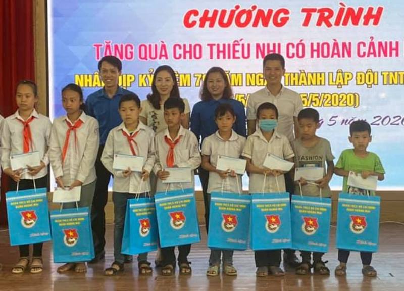 Quận đoàn Hoàng Mai tặng quà thiếu nhi có hoàn cảnh khó khăn