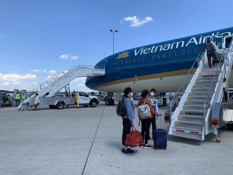 Hành khách lên máy bay để chuẩn bị trở về (Ảnh chụp tại sân bay Dulles, Washington, Hoa Kỳ)