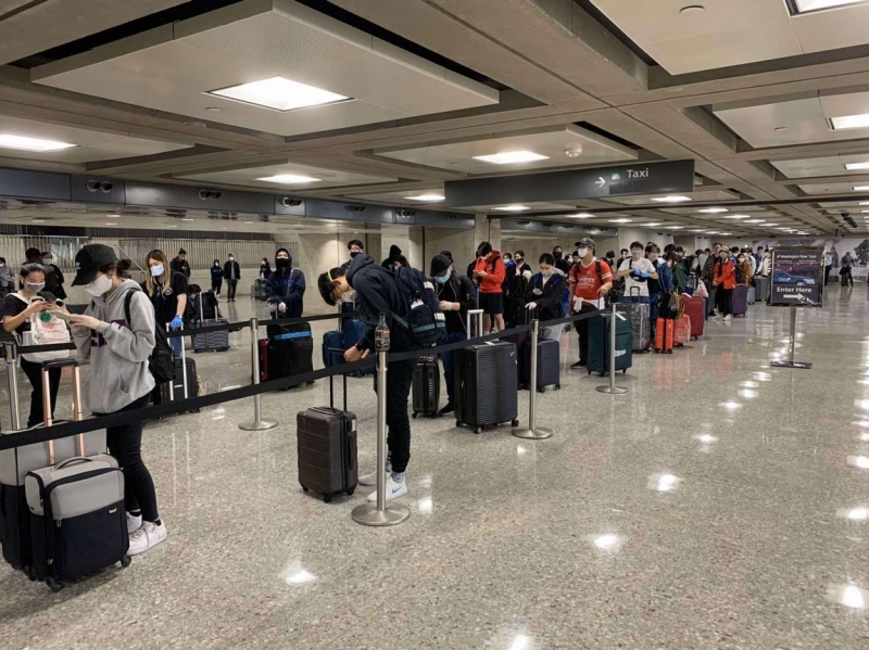 Hành khách làm thủ tục tại sân bay Washington Dulles (Washington, D. C, Hoa Kỳ)