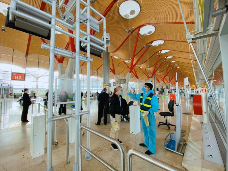 Hành khách được đo thân nhiệt tại sân bay Adolfo Suárez Madrid–Barajas (Madrid, Tây Ban Nha)