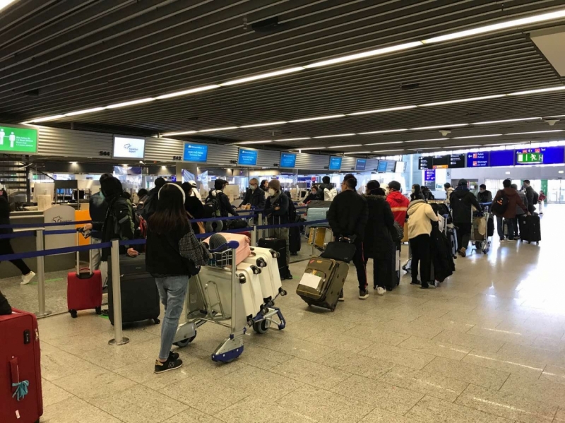 Hành khách làm thủ tục tại sân bay Frankfurt (Frankfurt, Đức)