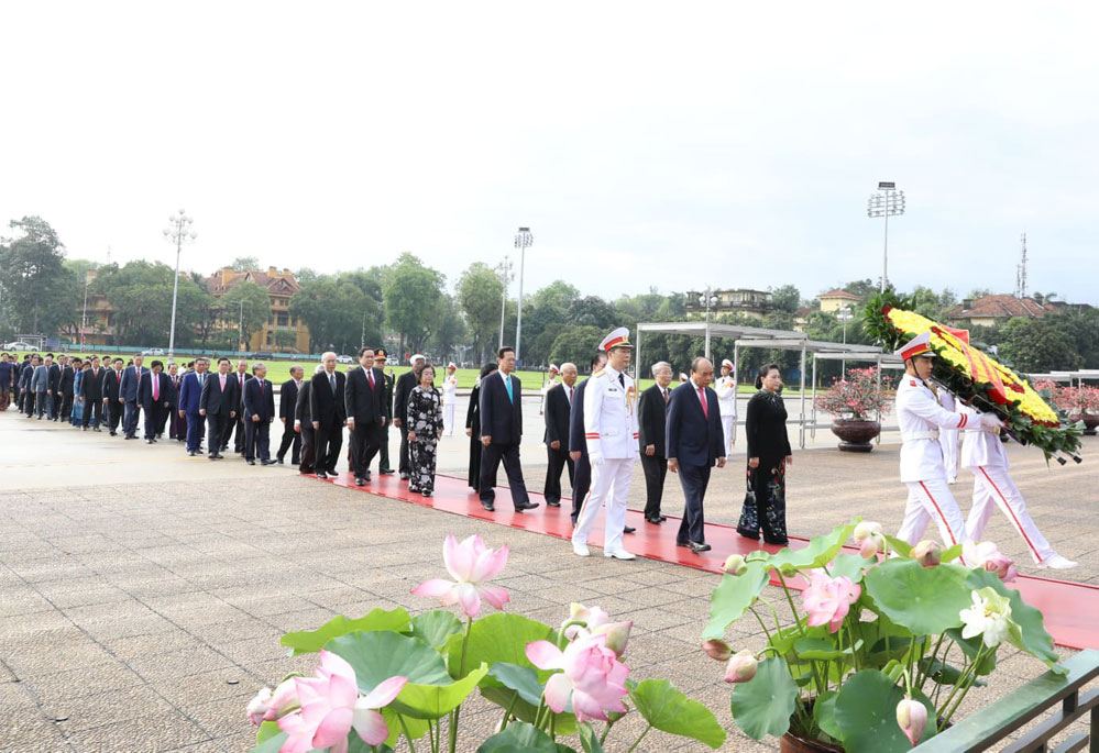 Các đồng chí lãnh đạo Đảng, Nhà nước vào Lăng viếng Chủ tịch Hồ Chí Minh