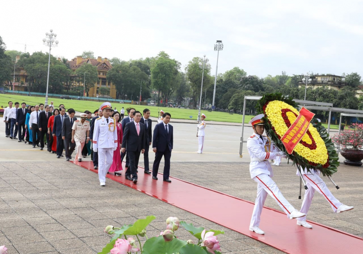 Đoàn đại biểu thành phố Hà Nội vào Lăng viếng Chủ tịch Hồ Chí Minh