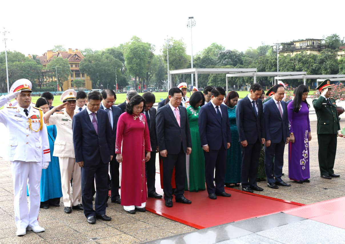 Đoàn đại biểu thành phố Hà Nội viếng Chủ tịch Hồ Chí Minh