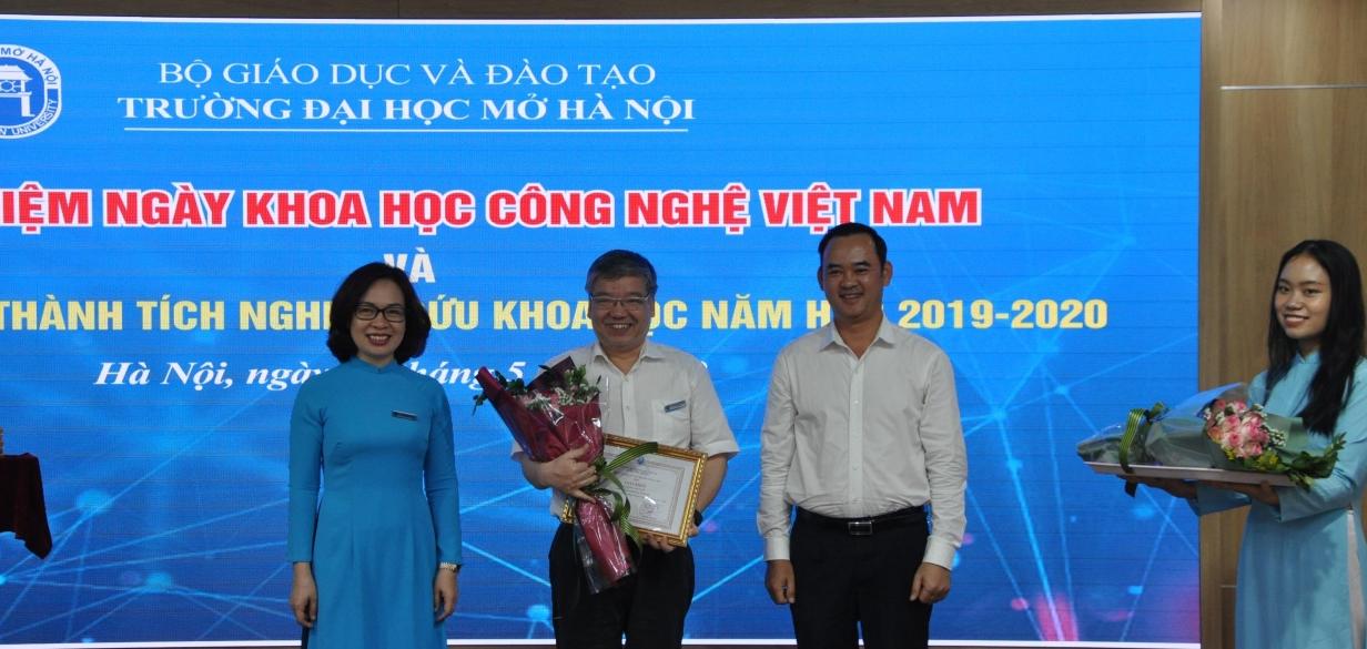 TS Trương Tiến Tùng - Hiệu trưởng trường Đại học Mở Hà Nội nhận Giấy khen giảng viên tiêu biểu trong hoạt động nghiên cứu khoa học