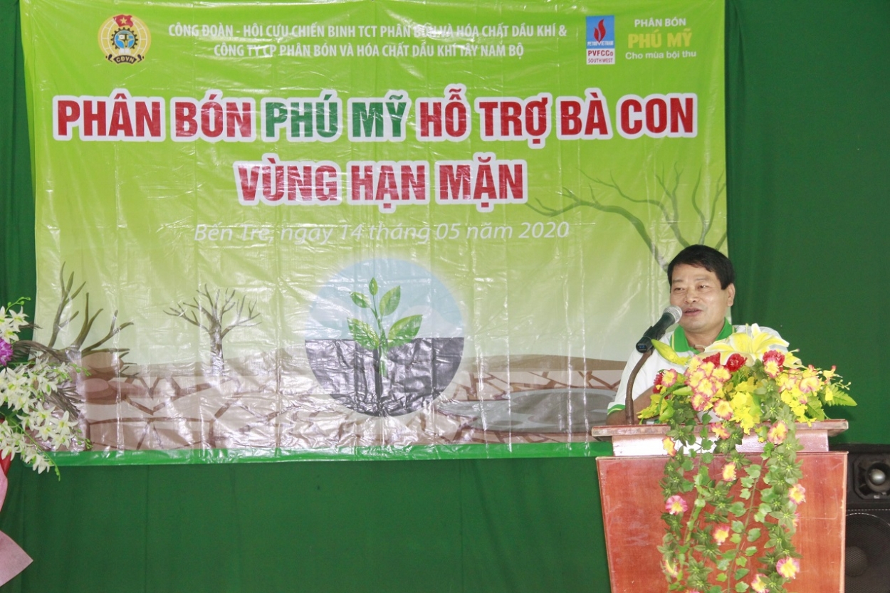 Ông Tống Xuân Phong - Chủ tịch Công đoàn PVFCCo phát biểu trong buổi tặng quà cho bà con