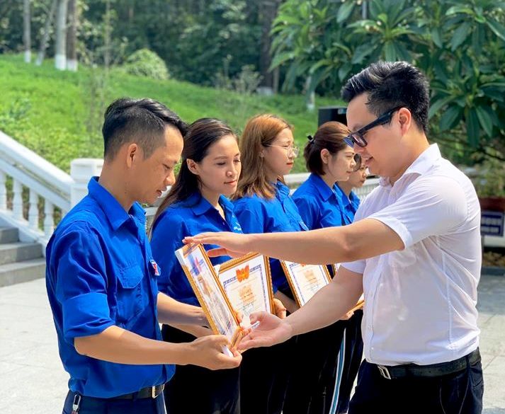 Đồng chí Trần Quang Hưng, Phó Bí thư Thành đoàn Hà Nội trao Bằng khen tới các bạn đoàn viên ưu tú, làm theo lời Bác