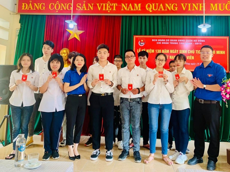 Đại diện Thường trực Quận đoàn Hà Đông và lãnh đạo Trung tâm GDNN - GDTX trao thẻ Đoàn cho các học sinh tiêu biểu