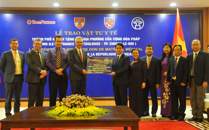 Thành phố Hà Nội trao tặng 200.000 khẩu trang y tế cho các địa phương của Pháp