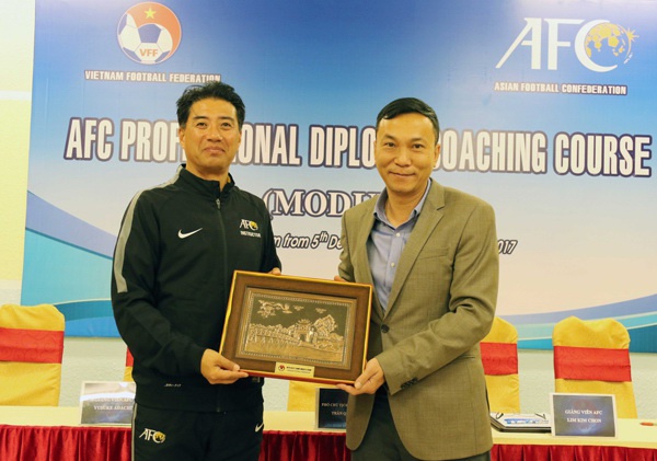 Phó chủ tịch VFF Trần Quốc Tuấn và ông Yusuke Adachi trong một sự kiện của AFC ở Việt Nam. Ảnh VFF.