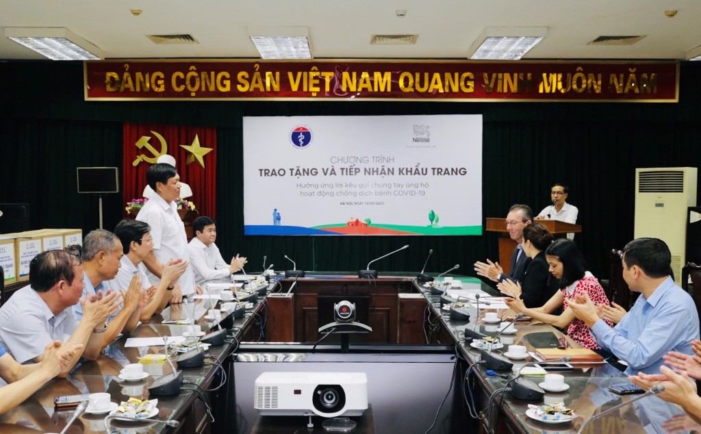 Ông Đỗ Xuân Tuyên, Thứ trưởng Bộ Y tế, phát biểu tại chương trình trao tặng và tiếp nhận 88.000 khẩu trang y tế từ Nestlé Việt Nam