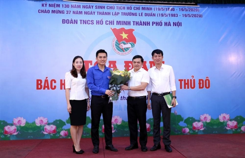 Đại diện trường Lê Duẩn tặng hoa cho đồng chí Phó Bí thư Thành đoàn Lý Duy Xuân, tân Chủ tịch Hội đồng Đội thành phố Hà Nội