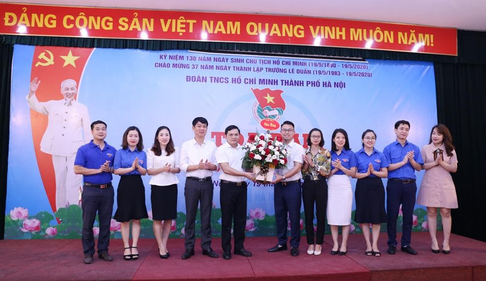 Đoàn Thanh niên, Hội đồng Đội các quận, huyện tặng hoa chúc mừng 37 năm ngày thành lập trường Lê Duẩn