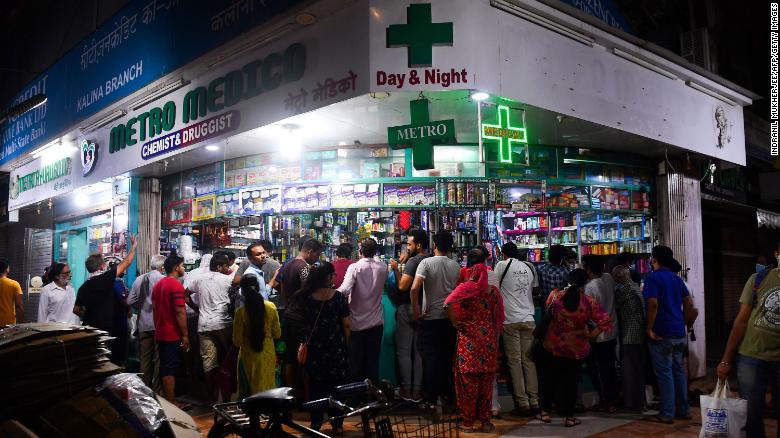 Người dân chen nhau mua thuốc tại một cửa hiệu ở Mumbai sau khi Chính phủ Ấn Độ thông báo lệnh phong tỏa toàn quốc do dịch Covid-19 hôm 24/3 (Ảnh: CNN)