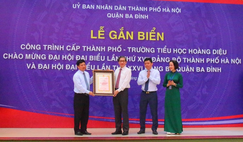 Tiểu học Hoàng Diệu gắn biển công trình chào mừng Đại hội Đảng bộ thành phố