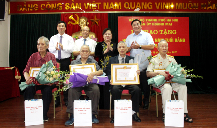 Chủ tịch HĐND TP Hà Nội Nguyễn Thị Bích Ngọc trao Huy hiệu Đảng tại quận Hoàng Mai