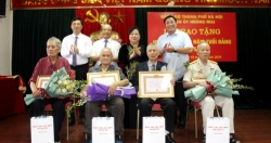 Chủ tịch HĐND TP Hà Nội Nguyễn Thị Bích Ngọc trao Huy hiệu Đảng tại quận Hoàng Mai