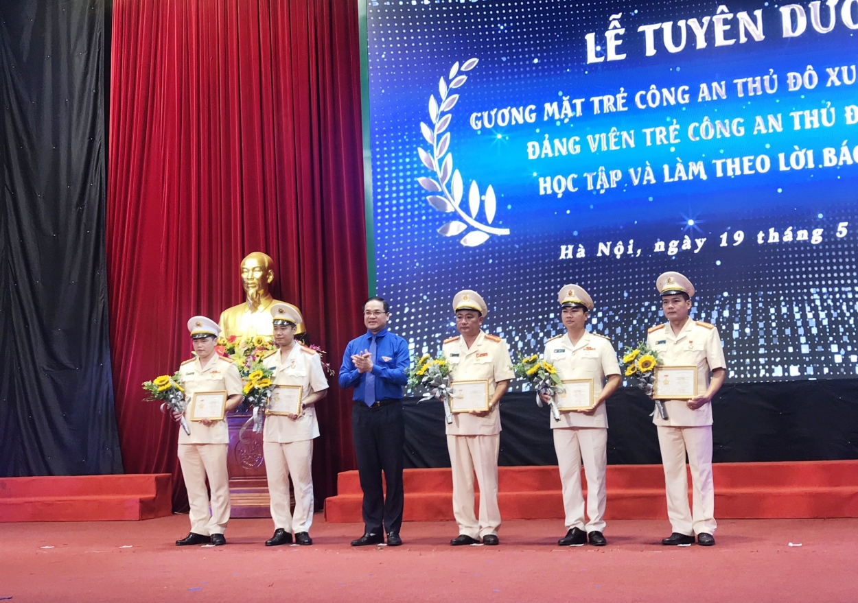 Đồng chí Nguyễn Ngọc Việt, UVTV Trung ương Đoàn, Thành ủy viên, Bí thư Thành đoàn Hà Nội trao Kỷ niệm chương Vì thế hệ trẻ tới các đồng chí có nhiều đóng góp trong công tác bồi dưỡng, giáo dục thế hệ trẻ