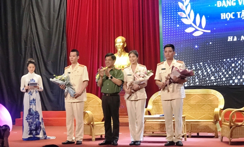 Trung tướng Đoàn Duy Khương, UVBTV Thành ủy, Giám đốc Công an thành phố Hà Nội tặng hoa cho các chiến sĩ công an tiêu biểu giao lưu tại chương trình