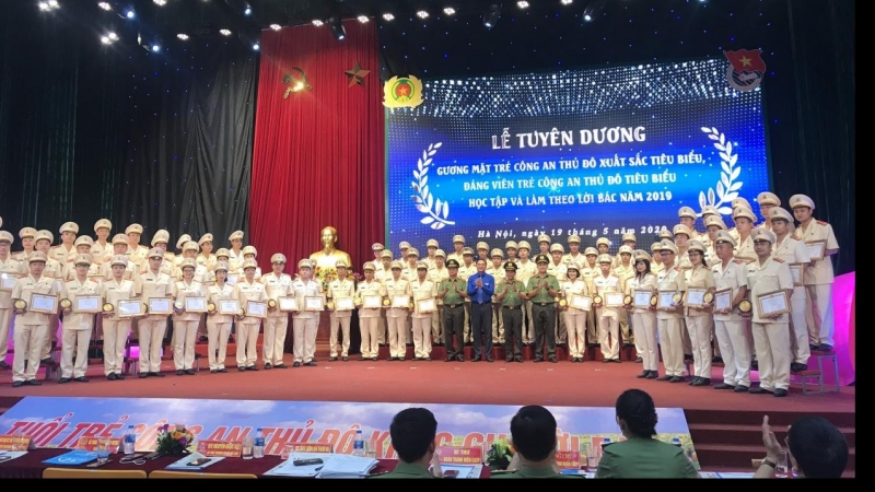 Các đồng chí lãnh đạo Thành đoàn Hà Nội, Công an thành phố Hà Nội, Đoàn Thanh niên Bộ Công an trao khen thưởng tới 90 đảng viên trẻ tiêu biểu Công an Thủ đô