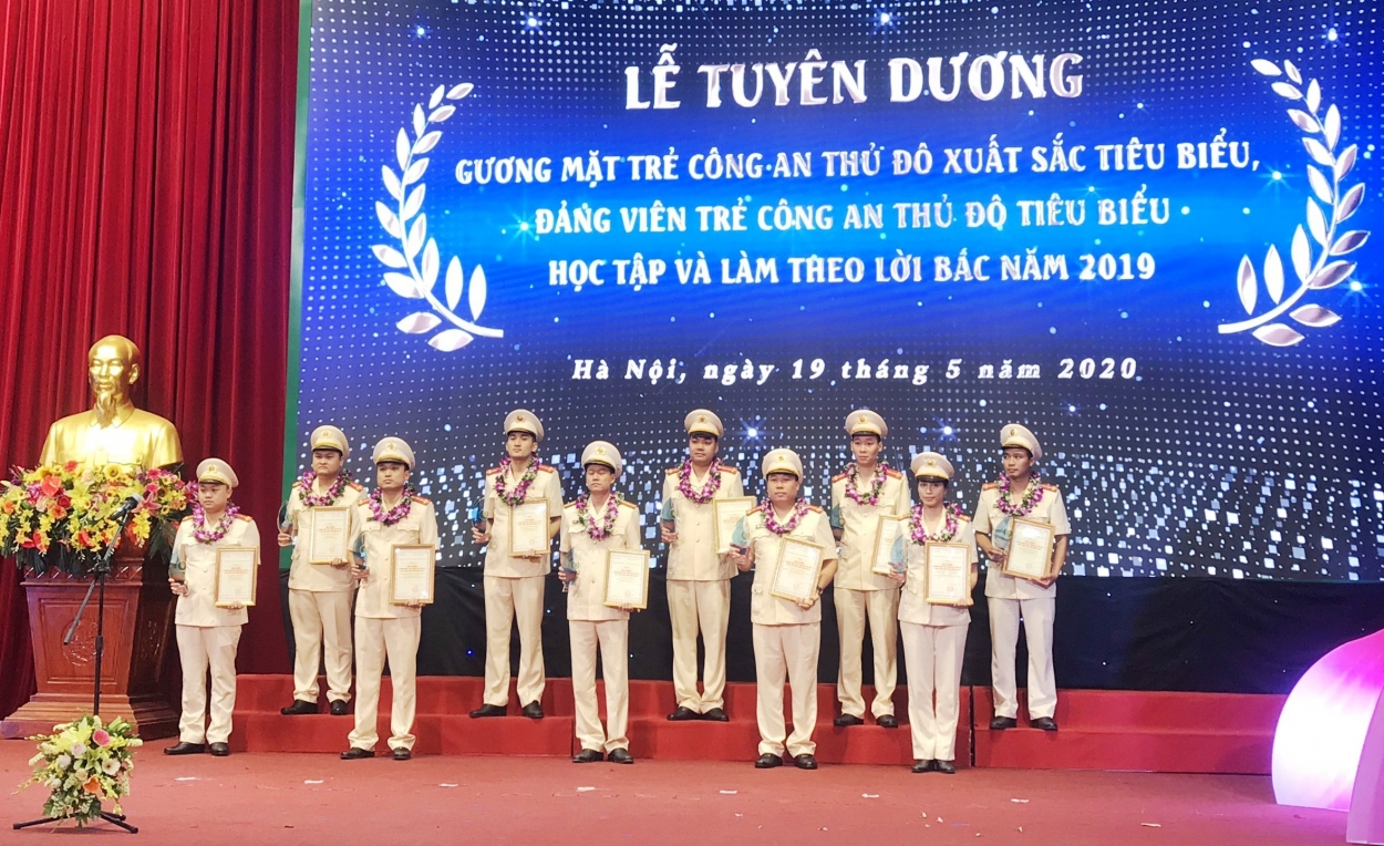 Công an thành phố Hà Nội vinh danh 11 gương mặt trẻ Công an Thủ đô xuất sắc tiêu biểu, trong đó có Đại úy Phạm Công Huy, cán bộ Phòng Cảnh sát Phóng cháy chữa cháy và cứu nạn cứu hộ đã hy sinh