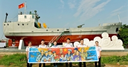 Họa sỹ Nguyễn Thu Thủy tặng Bộ Tư lệnh Hải quân bức tranh vẽ Bác Hồ