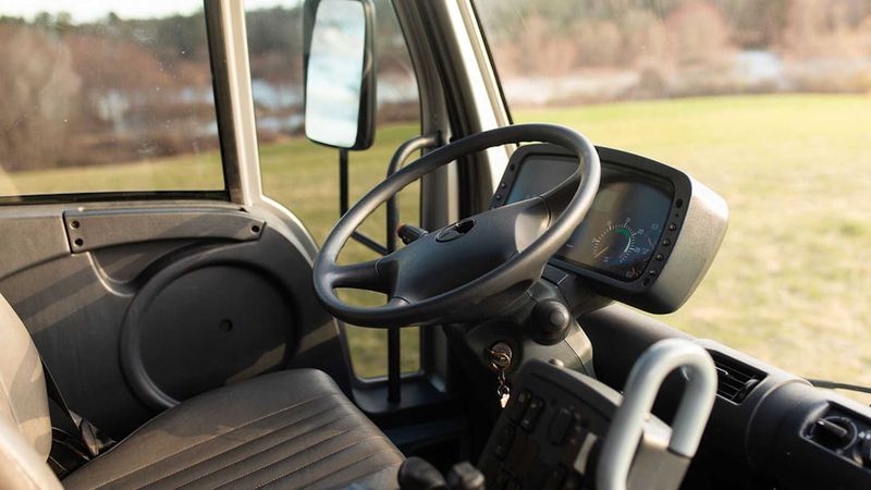 Là một mẫu xe tải hạng nặng, khoang cabin của Unimog chỉ mang tới cảm giác tinh tươm và gọn gàng