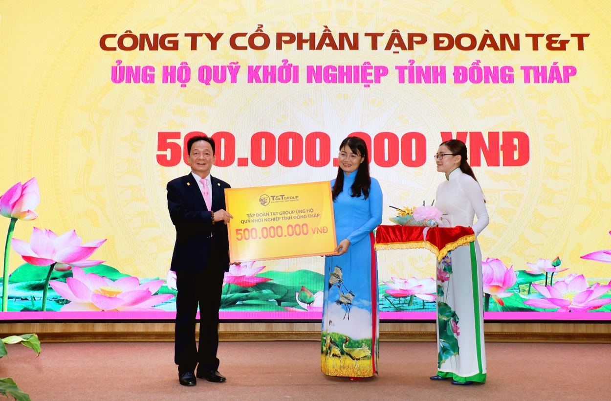 Chủ tịch HĐQT kiêm Tổng Giám đốc Tập đoàn T&amp;T Group Đỗ Quang Hiển trao 500 triệu đồng ủng hộ Quỹ Khởi nghiệp của tỉnh Đồng Tháp
