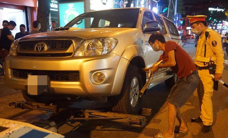 CSGT Hà Nội tiến hành lập biên bản, niêm phong, đưa xe ô tô về bãi tạm giữ do tài xế vi phạm nồng độ cồn