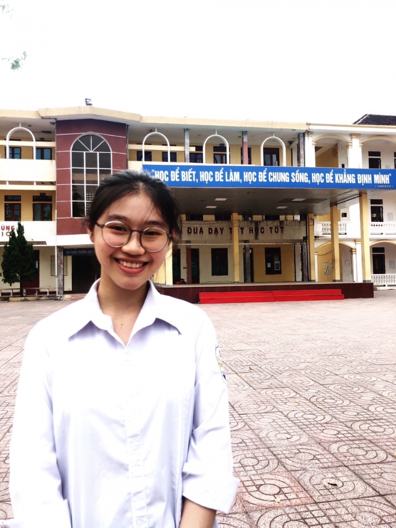 Phạm Thị Mỹ Duyên, học sinh trường THPT Phan Đình Phùng, thành phố Hà Tĩnh, tỉnh Hà Tĩnh giành giải Nhất bảng học sinh