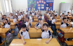 Học sinh Thủ đô hào hứng “bắt nhịp” sữa học đường khi trở lại trường