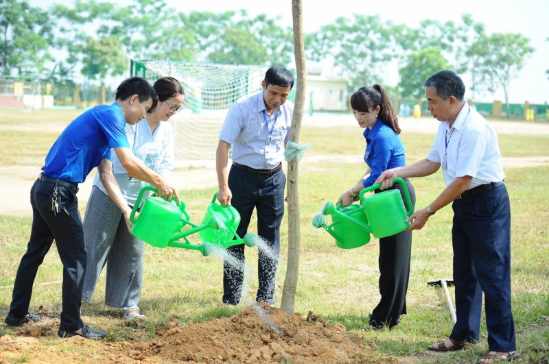 Các đại biểu trồng cây tại sân chơi năng động