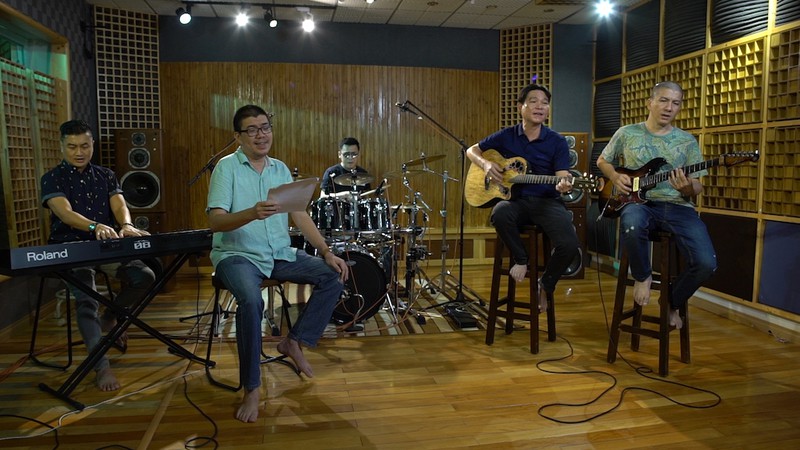 5 nhạc sĩ xuất hiện trong MV: Minh Nhiên, Võ Hoài Phúc, Tuấn Thăng, Quốc An và Hoài An (từ trái sang)