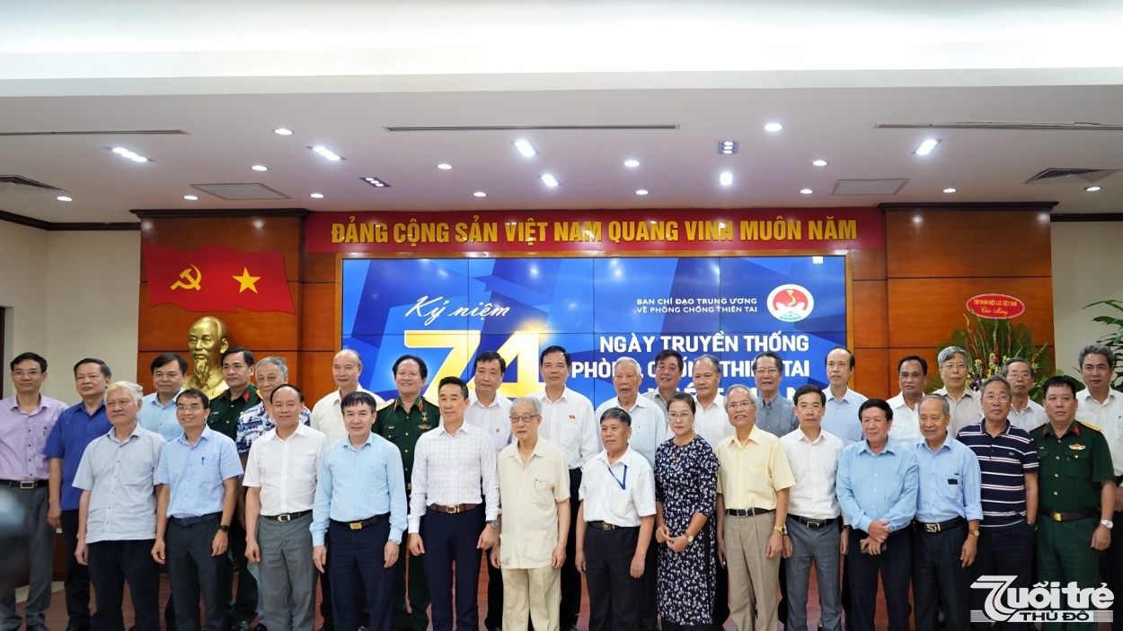 Các đại biểu làm công tác phòng chống thiên qua các thời kì tham dự Lễ kỷ niệm 74 năm Ngày phòng chống thiên tai Việt Nam