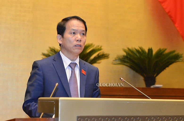 Chủ nhiệm Ủy ban Pháp luật của Quốc hội Hoàng Thanh Tùng trình bày báo cáo thẩm tra