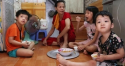 Xót xa cảnh 3 đứa trẻ sống dựa vào bà tuổi đã cao ở Hà Nội