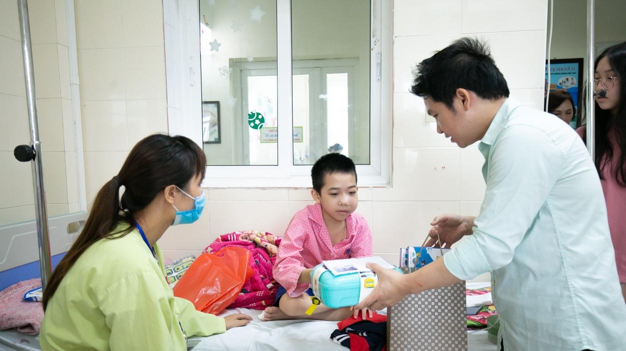Quỹ “Tình nghệ sĩ” trao 40 suất quà cho trẻ em tại Viện K Tân Triều