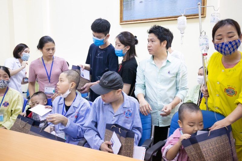 Quỹ “Tình nghệ sĩ” trao 40 suất quà cho trẻ em tại Viện K Tân Triều