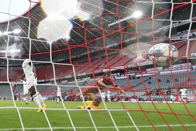 Huỷ diệt Frankfurt trong trận cầu có 7 bàn thắng, Bayern Munich vững vàng trên ngôi đầu