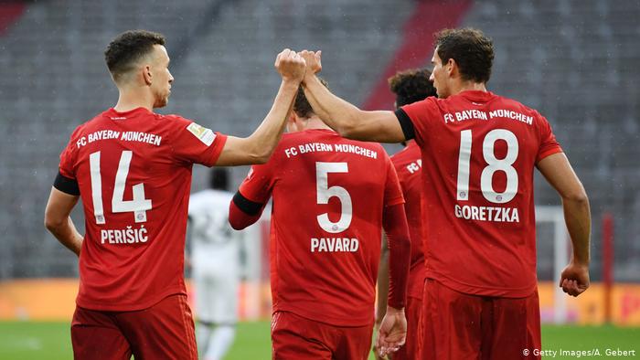 Tại vòng 27 Bundesliga, Bayern Munich có chiến thắng đậm để tái lập khoảng cách 4 điểm so với Dortmund.