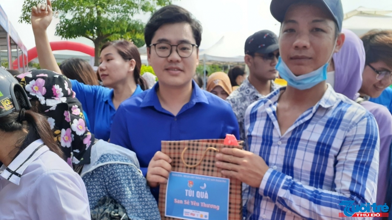 Anh Nguyễn Quang Diện, Phó Bí thư Thành đoàn Hải Phòng, trao quà cho các công nhân Khu công nghiệp Nomora